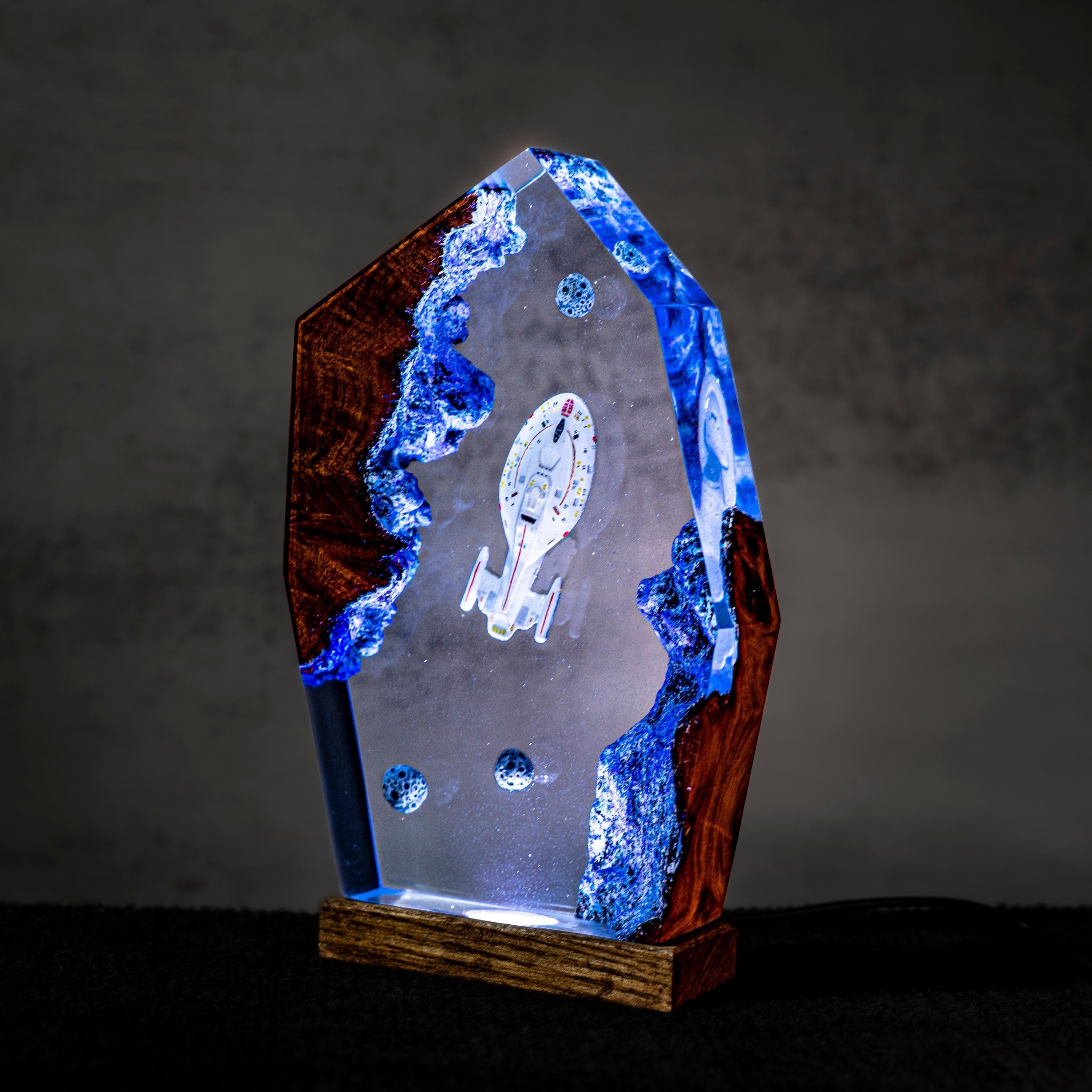 Star Trek USS Voyager NCC-74656 resin night light, Millennium falcom resin lamp, star trek model, science fiction spaceship, Sci-Fi Lamp